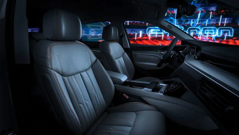 Versi&oacute;n interior negro del Audi e-tron quattro
