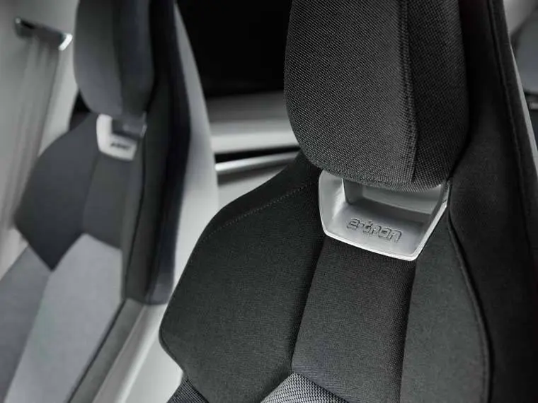Audi-GT_e-tron-Concept_gris-luces-interior-asientoreposacabezas