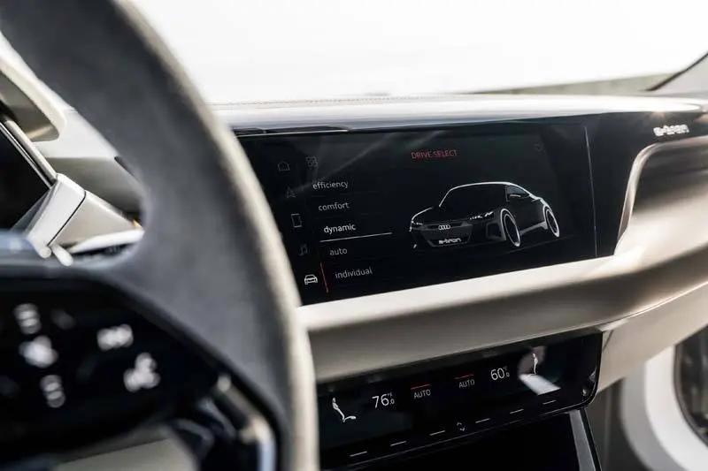 Audi-GT_e-tron-Concept_gris-luces-pantallacentral