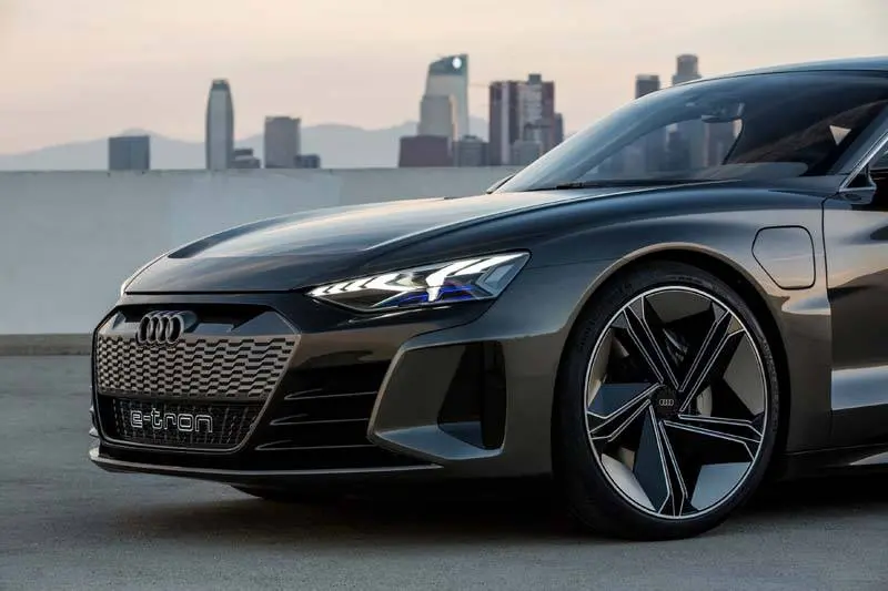 Audi-GT_e-tron-Concept_gris-carretera03