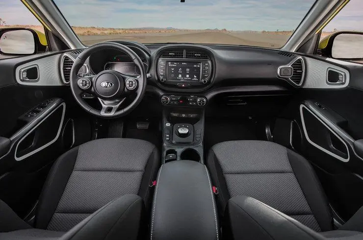 KIA_Soul_EV-Amarillo-interior-asientos_delanteros02