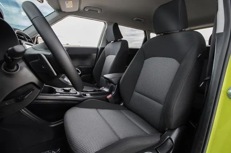KIA_Soul_EV-Amarillo-interior-asientos_delanteros