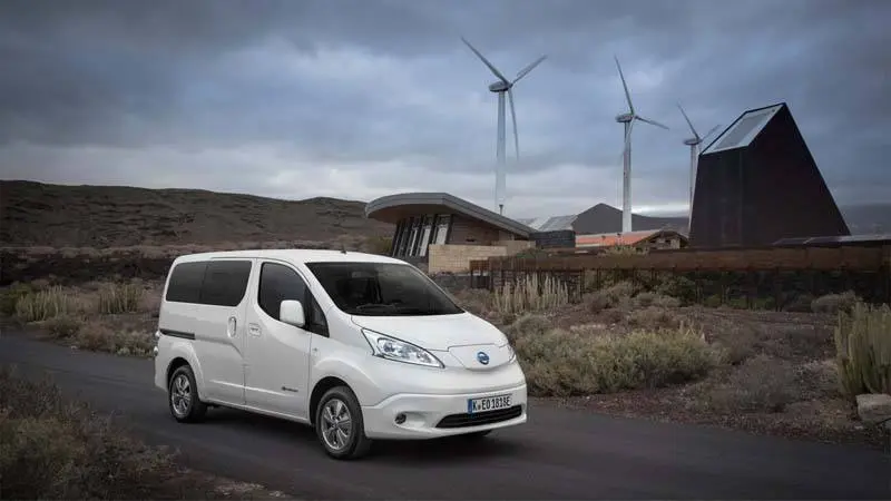 Nissan e-NV200 con molinos de viento