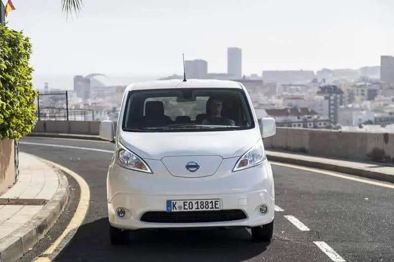 Nissan-e_NV200-conduciendo-carretera