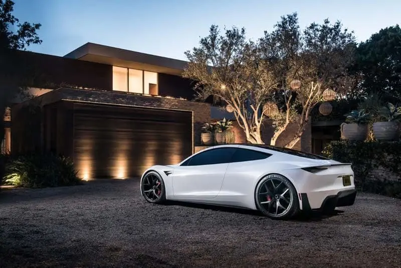 tesla-roadster-aparcado-frente-casa-color-blanco