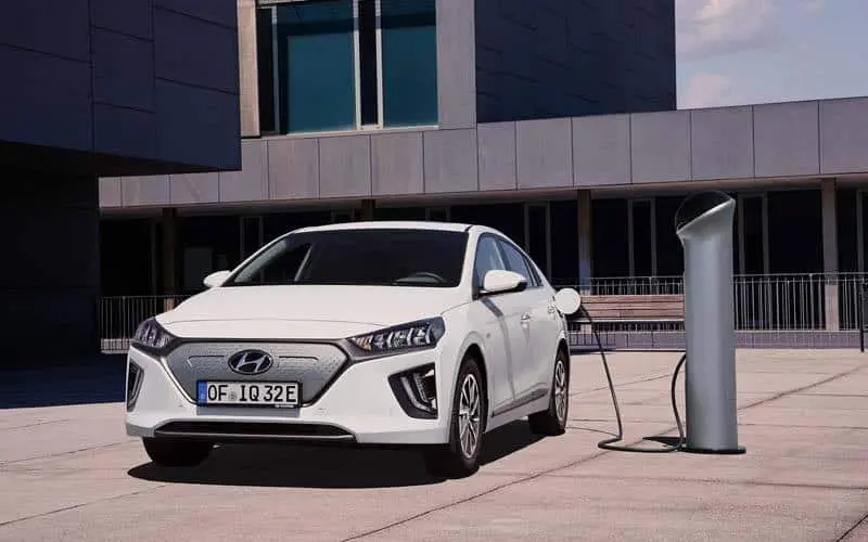 nuevo_Hyundai_IONIQ_Electric_cargando