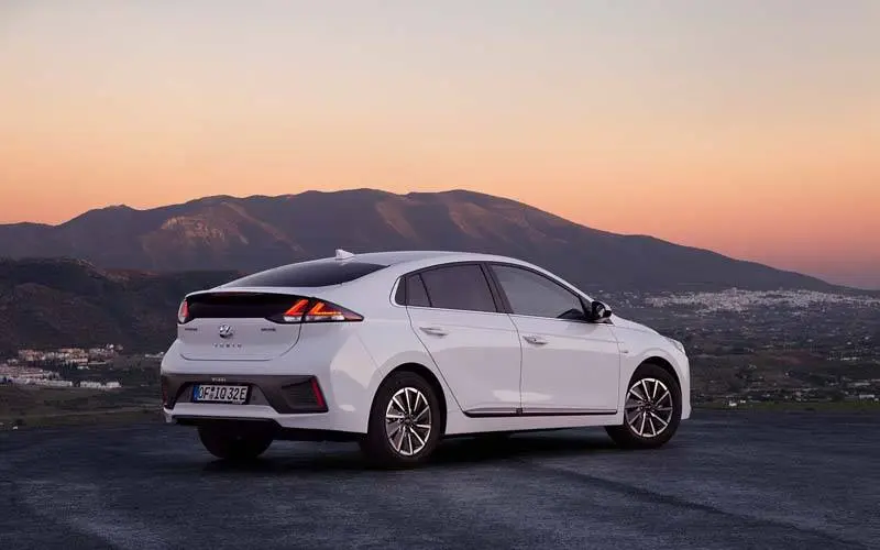 Nuevo_Hyundai_IONIQ_Electric_lateral_trasera-anocheciendo