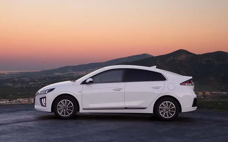 Nuevo_Hyundai_IONIQ_Electric_lateral-anocheciendo