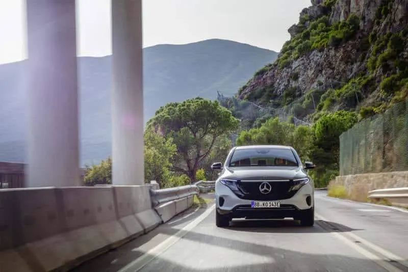 Mercedes-Benz-EQC_movimiento-frontal