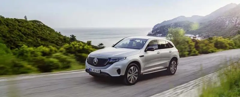 Mercedes-Benz-EQC_movimiento-lateral
