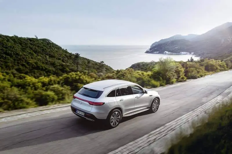 Mercedes-Benz-EQC_movimiento-trasera