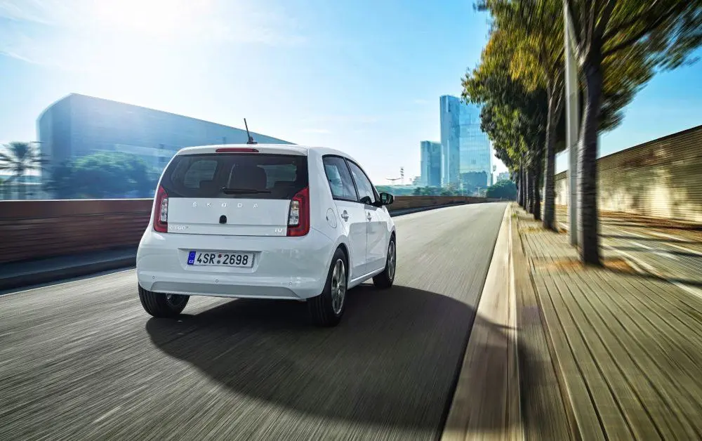 Skoda-CITIGOe_iV_movimiento-trasera