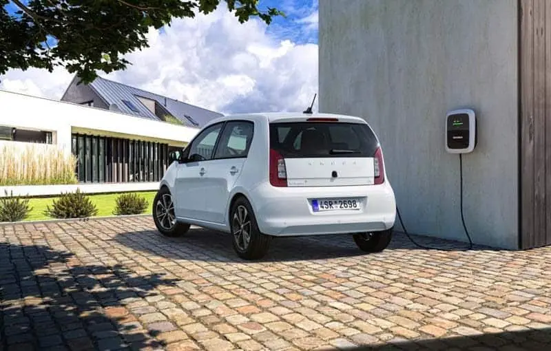 Skoda-CITIGOe_iV_trasera-cargando
