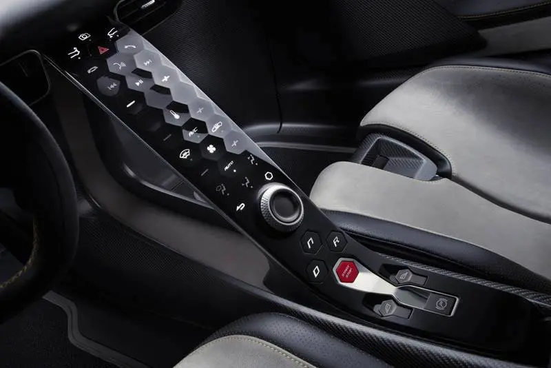 Lotus-Evija_controles-tactiles-central