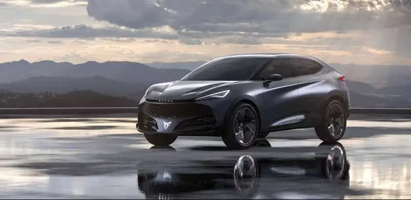 CUPRA-Tavascan-lateral_frontal_cielo