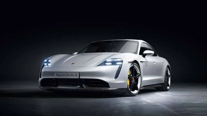 Porsche Taycan delantera