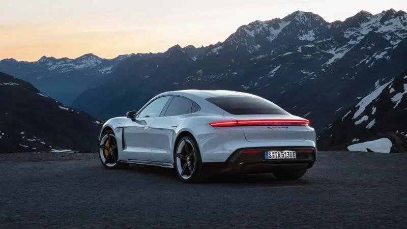 Foto de la parte trasera del Porsche Taycan