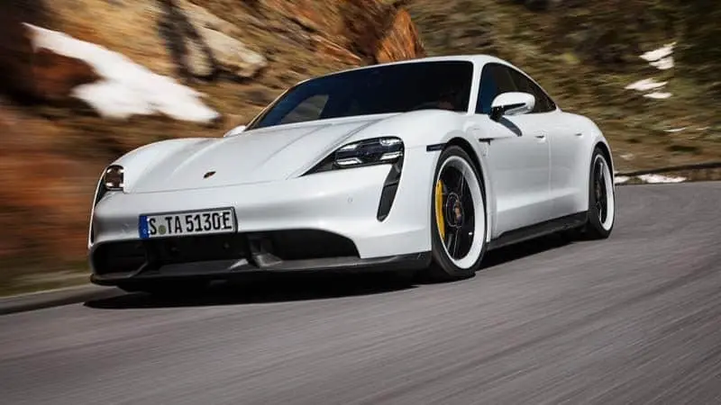 Foto de un Porsche Taycan blanco por la carretera