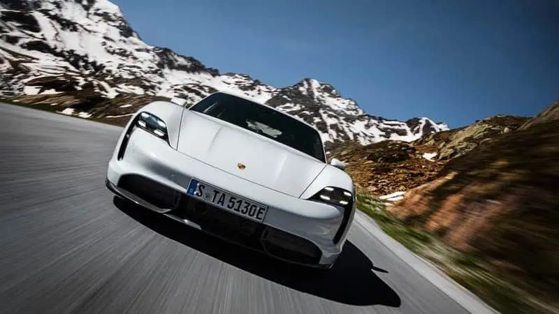 Foto del Porsche Taycan en la monta&ntilde;a