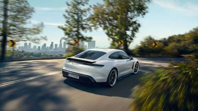 Porsche Taycan en movimiento