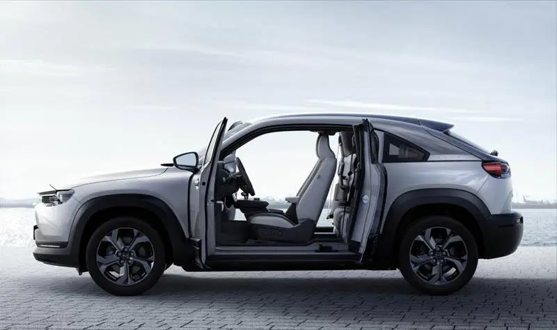 MAZDA-MX-30-lateral-puertas-abiertas