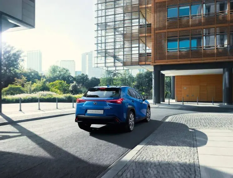 Lexus-UX-300e-electrico-movimiento-trasera