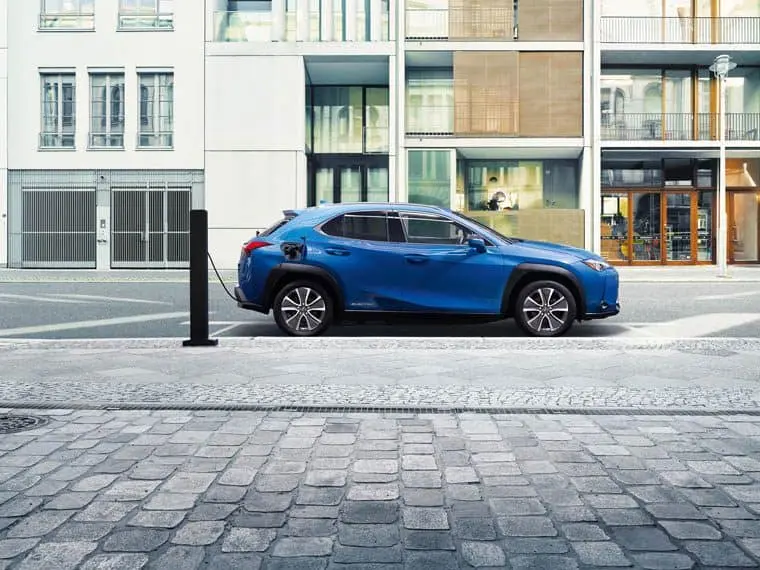 Lexus-UX-300e-electrico_cargando