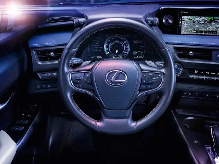 Lexus-UX-300e-electrico_interior-conductor