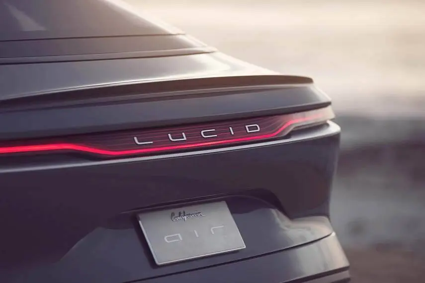 lucid-air-sedan-lujo-electrico-insignia-trasera