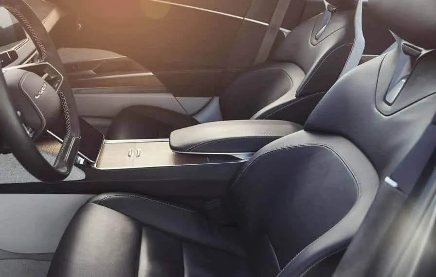 lucid-air-sedan-lujo-electrico_interior-plazas-delanteras2