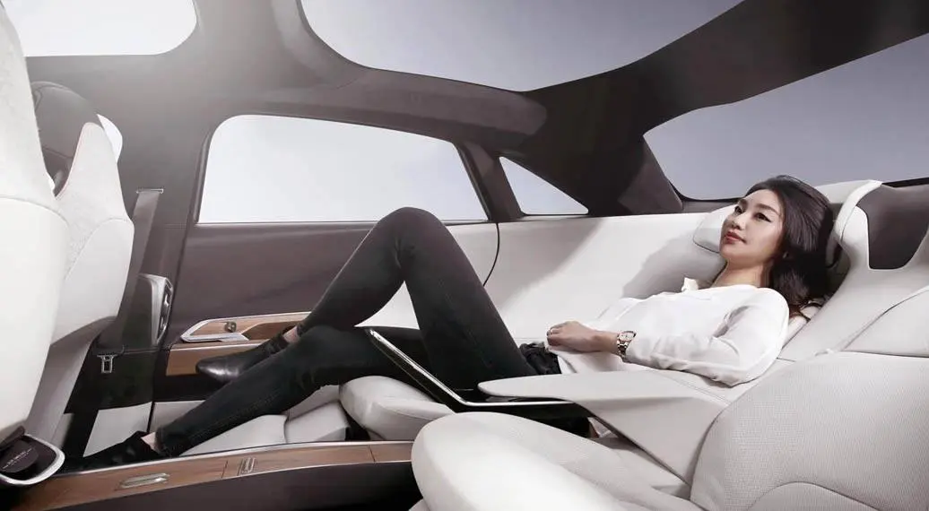 lucid-air-sedan-lujo-electrico_interior-plazas-traseras_tumbada