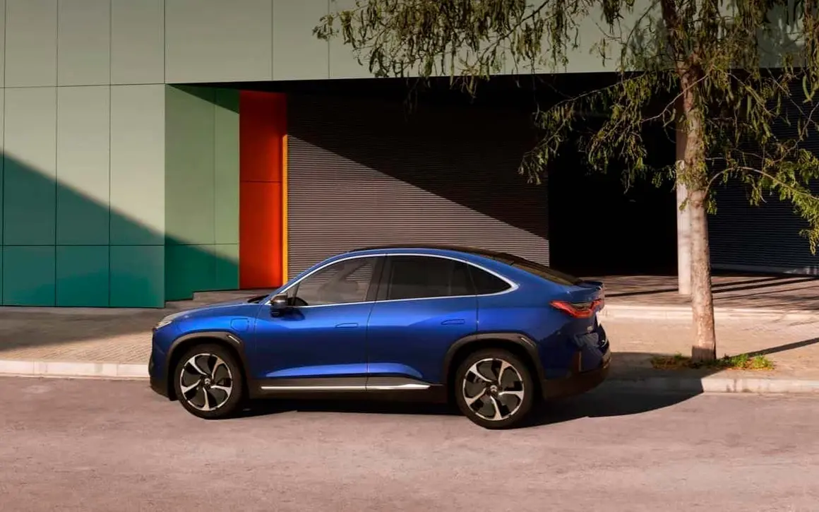 Foto lateral del NIO EC6, el nuevo coche el&eacute;ctrico de NIO