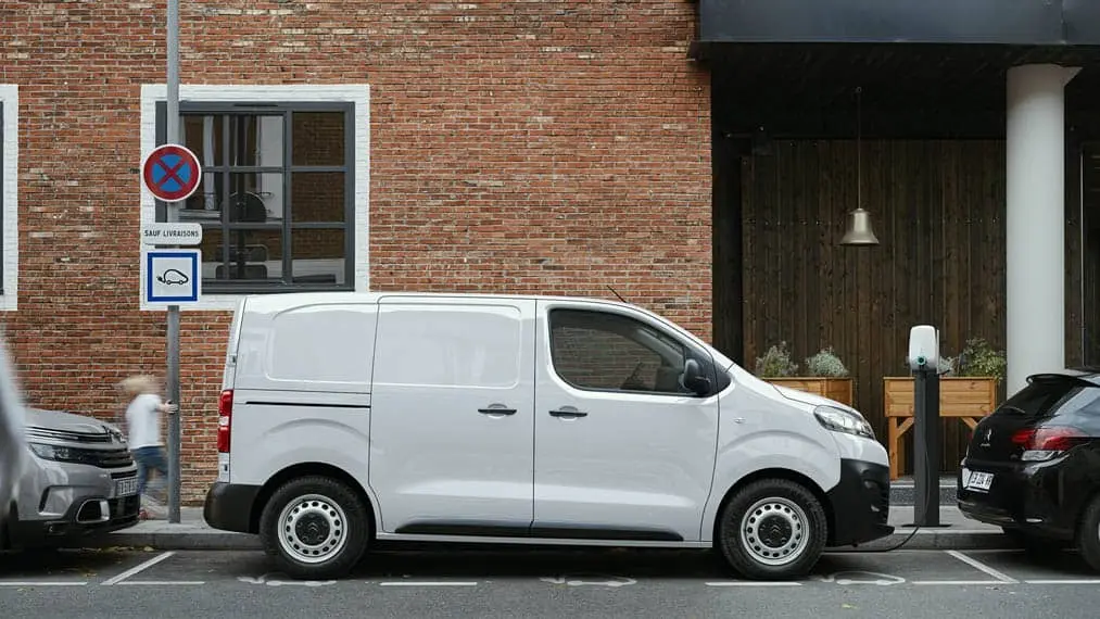 citroen-e-jumpy-cargando-aparcada