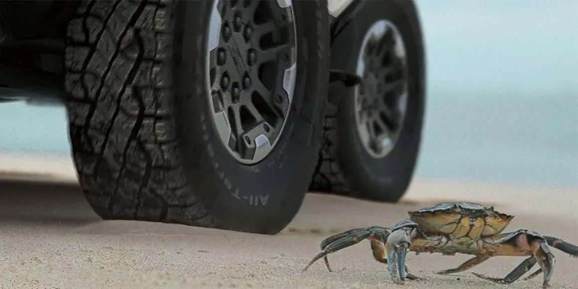 Foto del modo Crab (cangrejo) de la Hummer el&eacute;ctrica