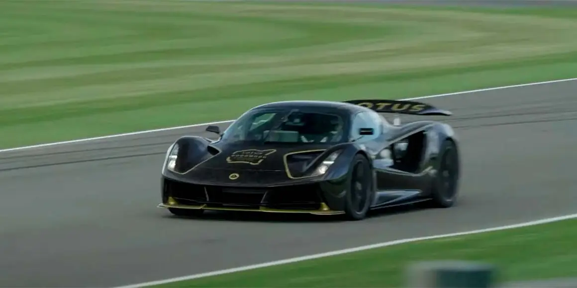 Lotus Evija, hiper-deportivo el&eacute;ctrico en un circuito. 