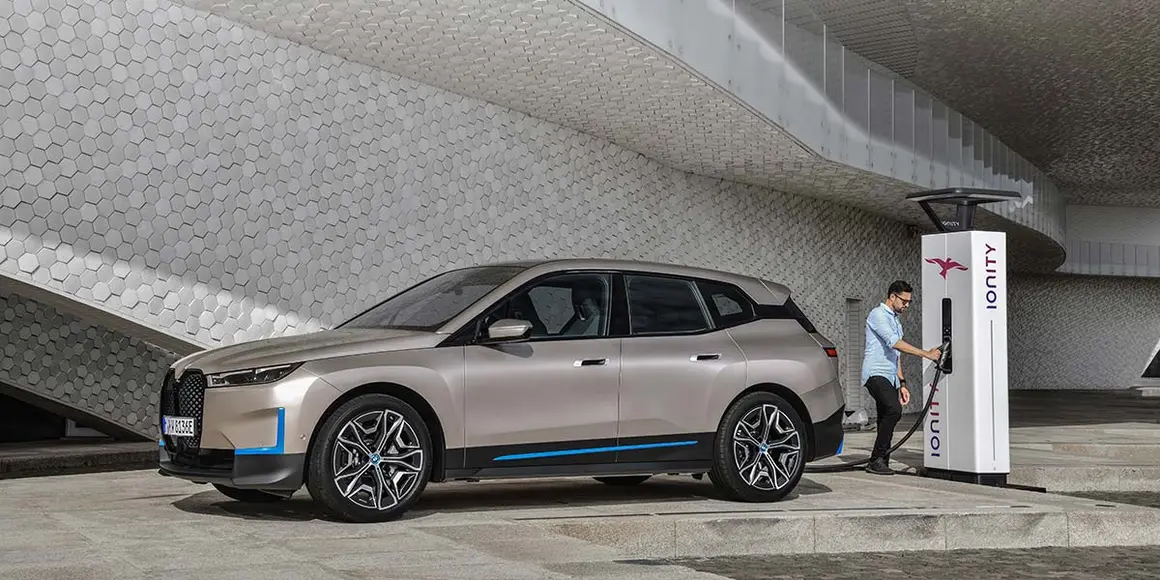 bmw-ix-cargando