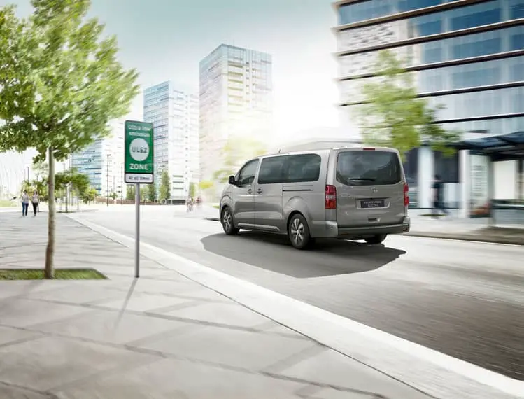 furgoneta-electrica-toyota-proace-verso-electric_movimiento-trasera