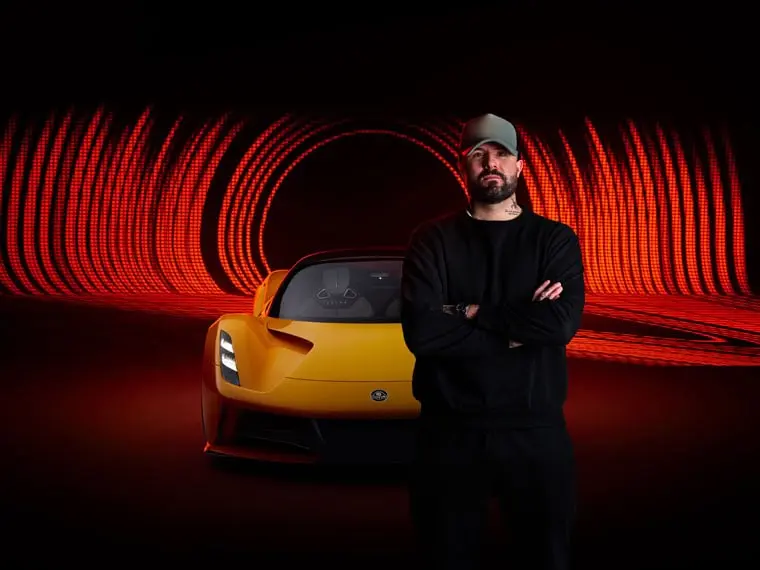 Patrick Patrikious junto al Lotus Evija