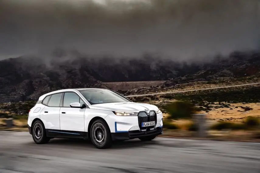 BMW-iX_color-blanco-carretera