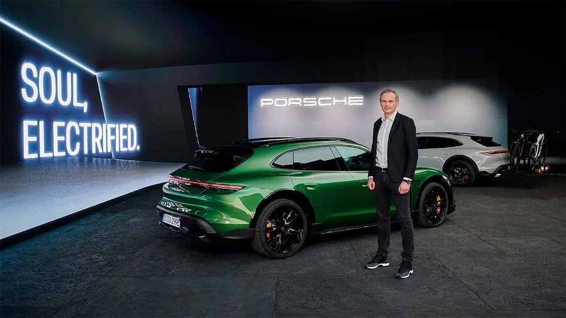 Foto del Porsche Taycan Cross Turismo junto a Blume