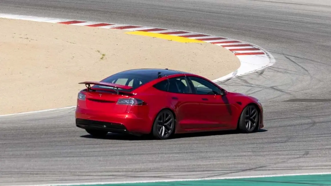 Foto del Tesla Model S Plaid en Laguna Seca con un aler&oacute;n trasero activo