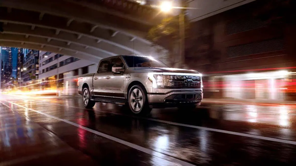 Foto de la Ford F-150 Lightning en la ciudad