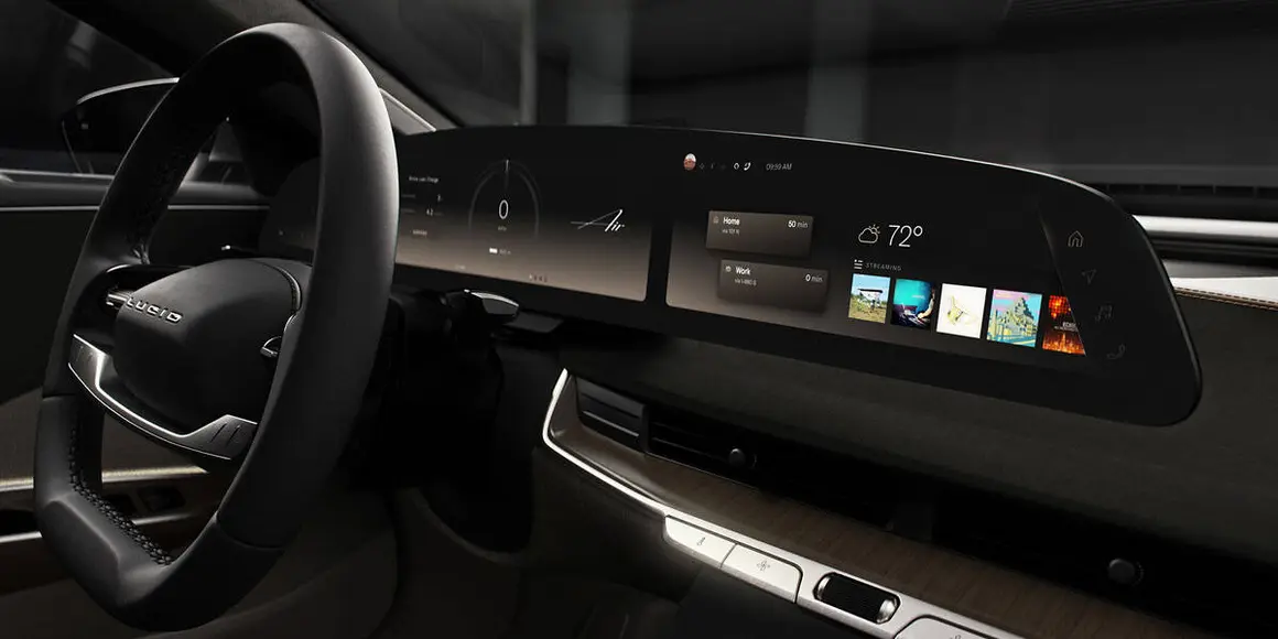 Interior-berlina-electrica-Lucid-Air-pantallas