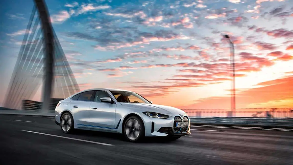Foto del BMW i4 en color blanco, berlina el&eacute;ctrica