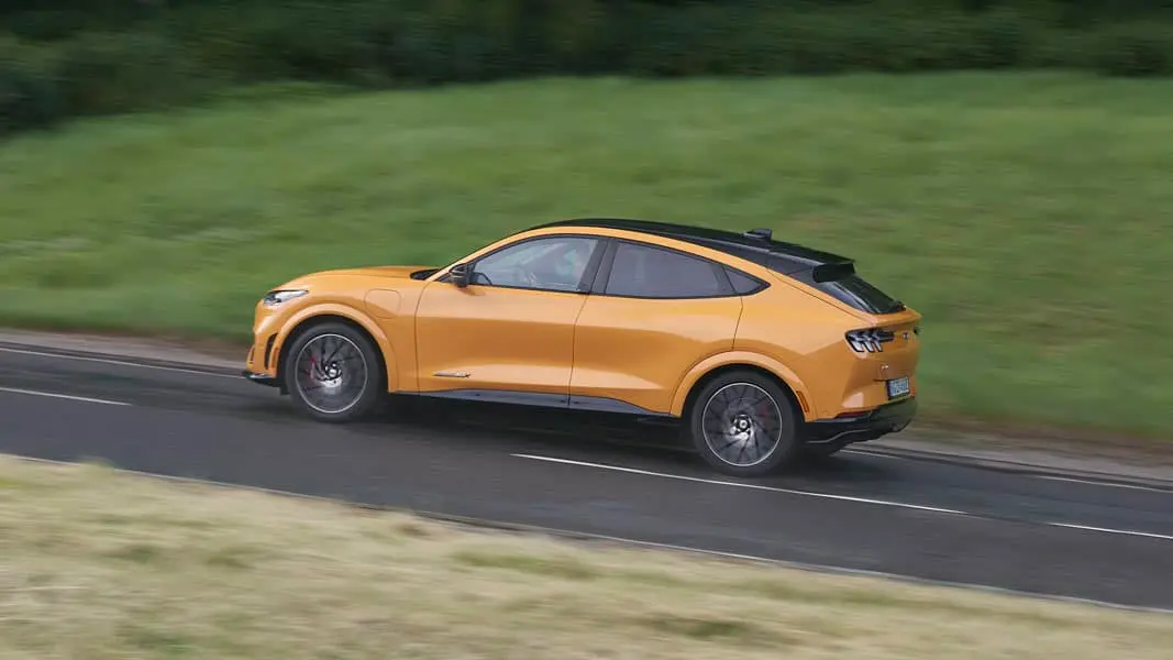 Ford_Mustang-Mach-E-GT_lateral-2