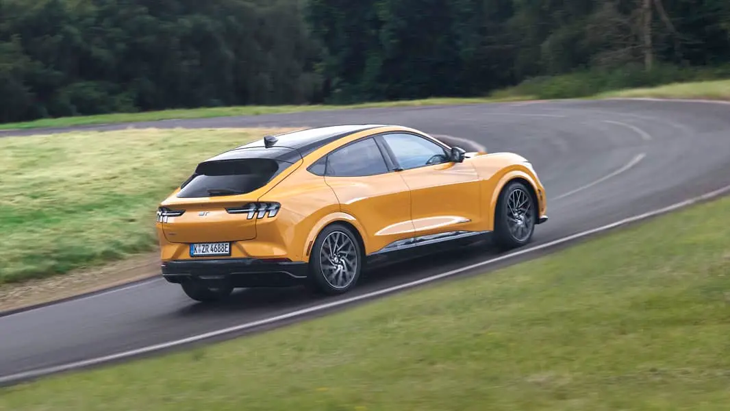 Ford_Mustang-Mach-E-GT_lateral