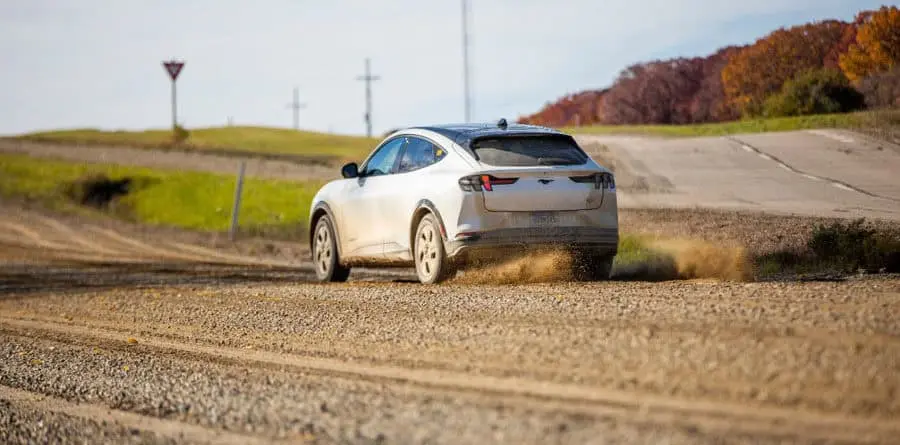 Ford-Mustang-Mach-E_pruebas-caminos-grava-trasera