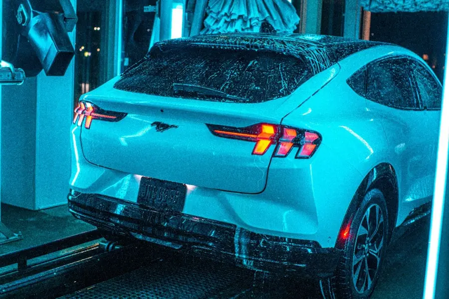 Ford-Mustang-Mach-E_pruebas-lavado-trasera