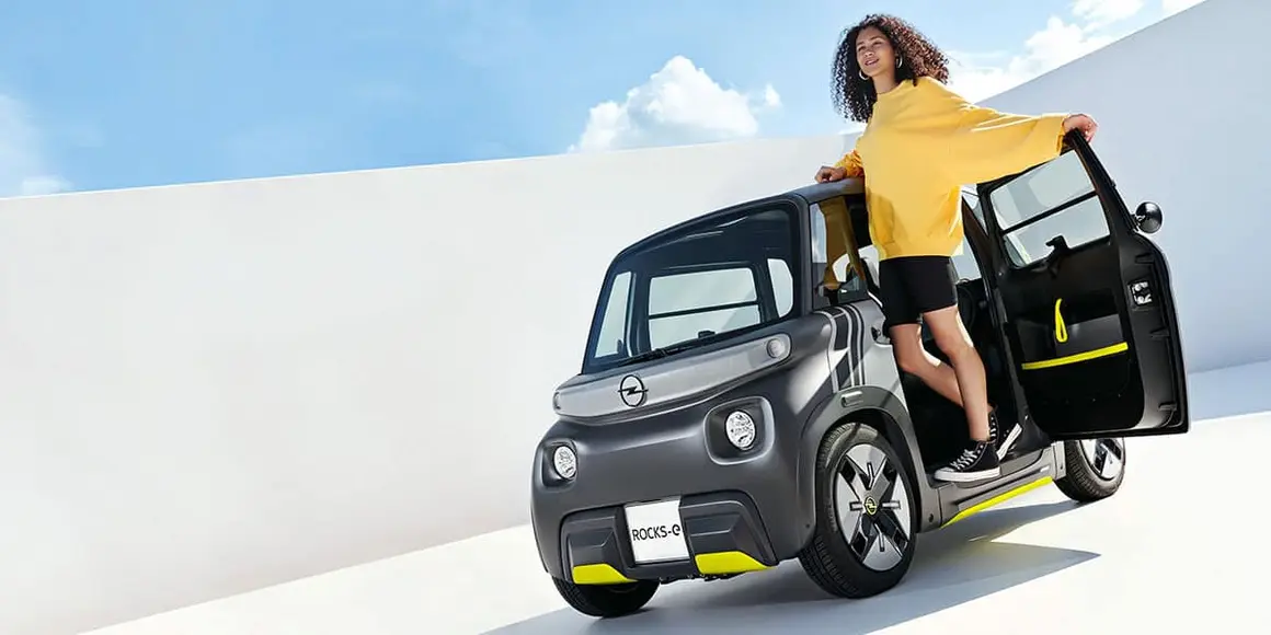 Opel-Rocks-e_mujer