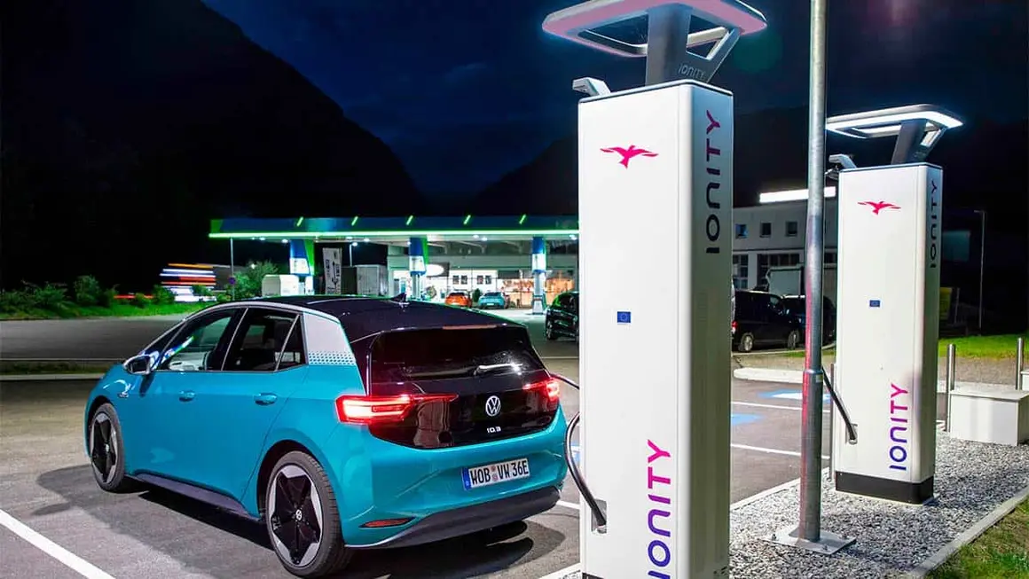 Foto de un Volkswagen ID.3 cargando en una estaci&oacute;n de carga de IONITY